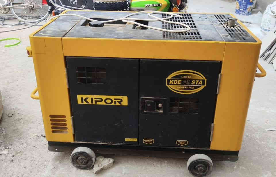 سلام عليكم مولدة للبيع نوع  الماركة Kipor Power  طراز كاتم للصوت مزودة بعجلات لسهولة النقل تعمل بوقود الديزل بستمين تتميز بتشغيل سلف و بصمة ( تشغيل تلقائي ) يوجد فيها لوحة تحكم رقمي لمراقبة الأداء عدد الأمبيرات حوالي ( 40/36) المولدة نضيفة جدا 
السعر 16 ورقة وبيها مجال بسيط الموقع كربلاء 
رقم الهاتف : ***********
