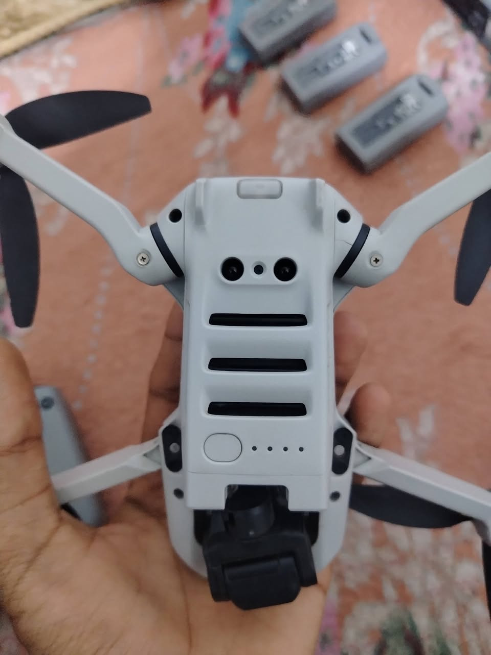 سلام عليكم درون مني 2 كومبو نضيف طيران قليل سعره 600  رقم *********** ملحقات كامله
