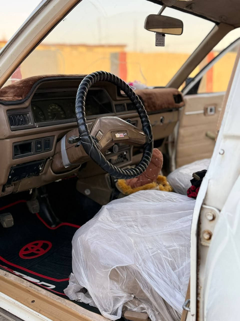 سياره للبيع كرونا 1981 سعرها 40 ورقه
‏سياره جديدة كلها على ايدي 
‏قفل مركزي🔒مسجل بلاتوث سماعات سستم🔊كامله
‏دوشمه الكشنات والارضيه جلد كامله💈
‏محرك شرط لا صرف لا نفخ👌🏻
‏ تبريد شغال ثلج🥶تدفه شغاله
‏طخم تايات صدرها كلو جديد منظومه بريك جديده🤞🏻
‏كلج عينه جديده راديتر جديده اكسن بدلتو جديد وايرمنيه كلها جديدها 
‏مصبوغه حزام فقط
‏سياره بسمي  تحويل فقط سنويه تنتهي 2030
‏ السياره ماتصرف عليها شي 
‏مكانها موصل جانب الايسر ***********الاتصال
