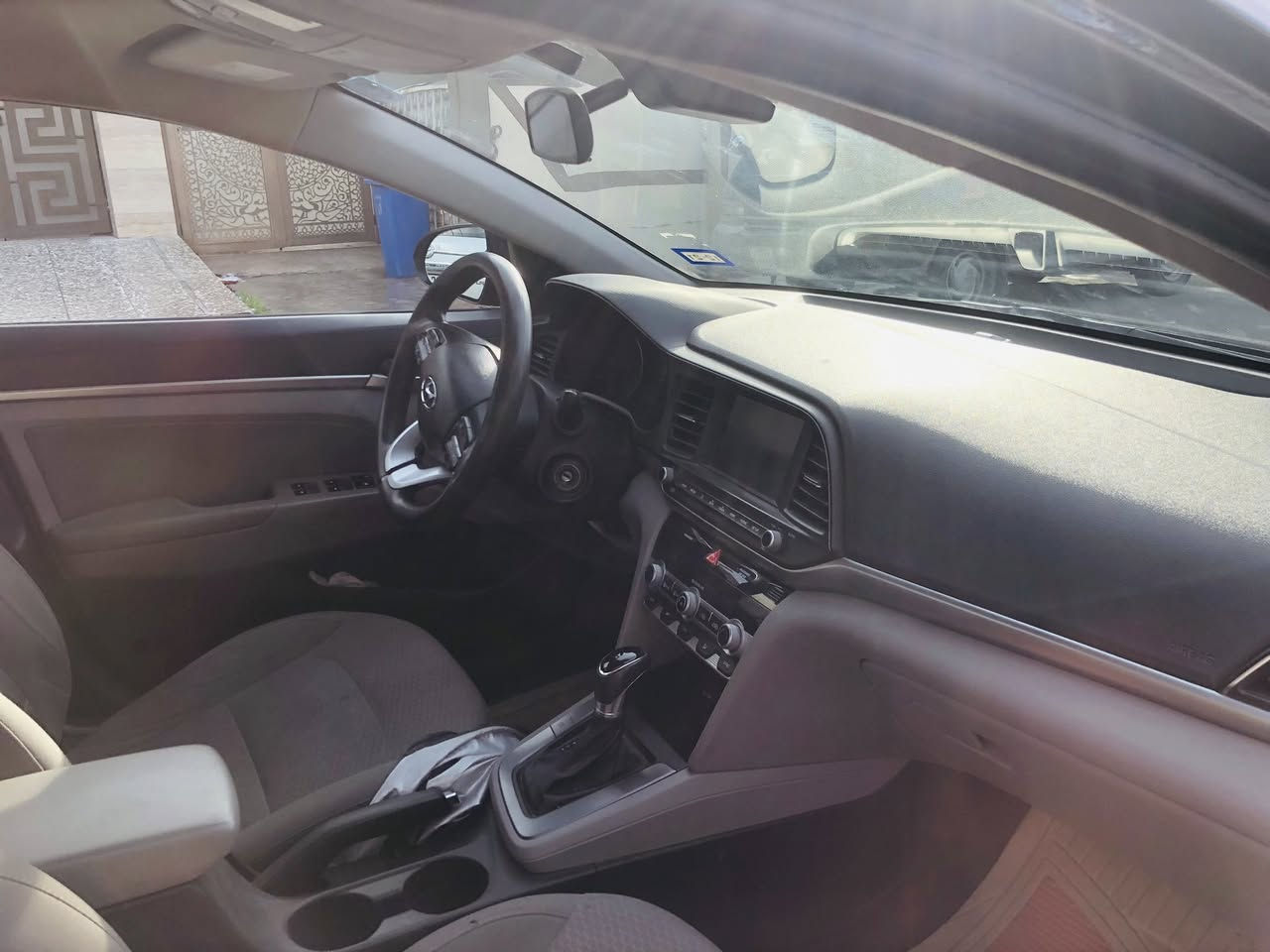 السلام عليكم 
النترا ٢٠٢٠ لون اسود ميتاليك 
بيه طخات خفيف مواصفاته معروفة 
بدون فتحة 
وارد امريكي مابيه صبغ حادثة خفيف 
رقم مميز انكليزي جديد سنوية جديدة وهزة 
السعر ١٣٥$وبيه مجال
للاستفسار اكثر الاتصال ***********
