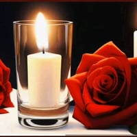 مجموعتي تشمل شموع بيضاء أنيقة وضعت في شمعدانات زجاجية مع ورود حمراء را...