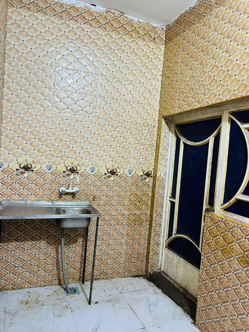 بيت للايجار بلحبوبي قرب مدرسة امنه مقابيل مخبز الزينبي 
المساحه 80م
غرفه وصاله ومطبخ وصحيات واستقبال الايجار 400قفل
مطلوب عائله زغيره موضفين
***********
