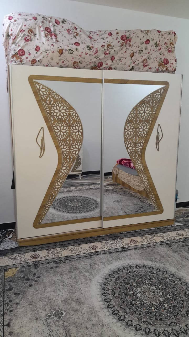 غرفه اخشاب مستخدمه قليل 
للبيع 
الهاتف :***********
