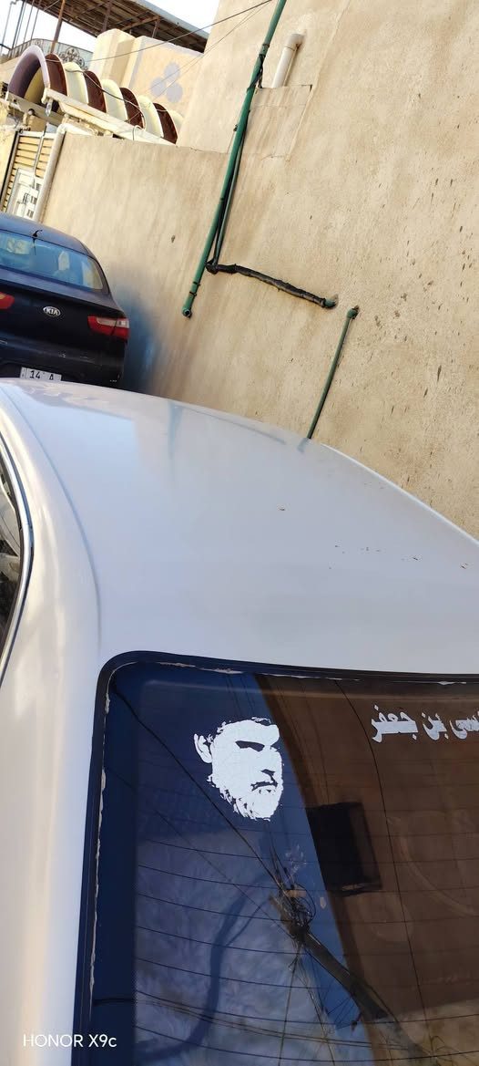 السلام عليكم سياره بطه للبيع كامله محرك وكير جديدات تخم تاير جديد حداديه جديده سياره كفاله  من الضربه والنقل جثه رقم الهاتف ***********
