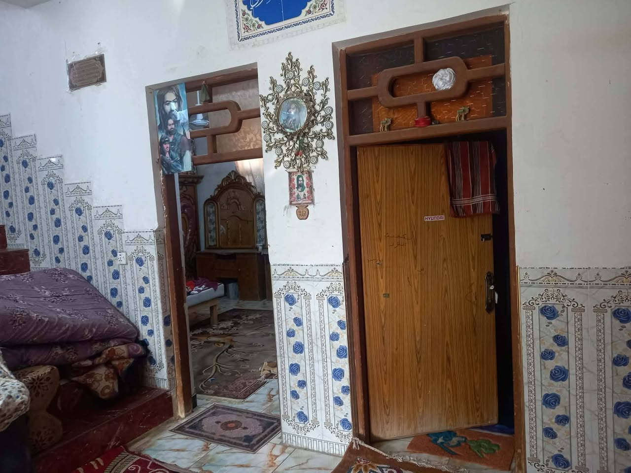 بيت مساحته ٣٢٠ متر الواجهة ١٢ والنزال ٢٧ يتكون من غرفتين وصاله ومطبخ واستقبال وصحيات خارجيه وداخليه بناء حديث سيراميك حدايق عدد٢ العنوان كوت البيضاء يبعد عن السدة مال الكارضيه ٧٠٠ متر السعر ٦٠  البناء كله طابوق رقم صاحب البيت ***********
