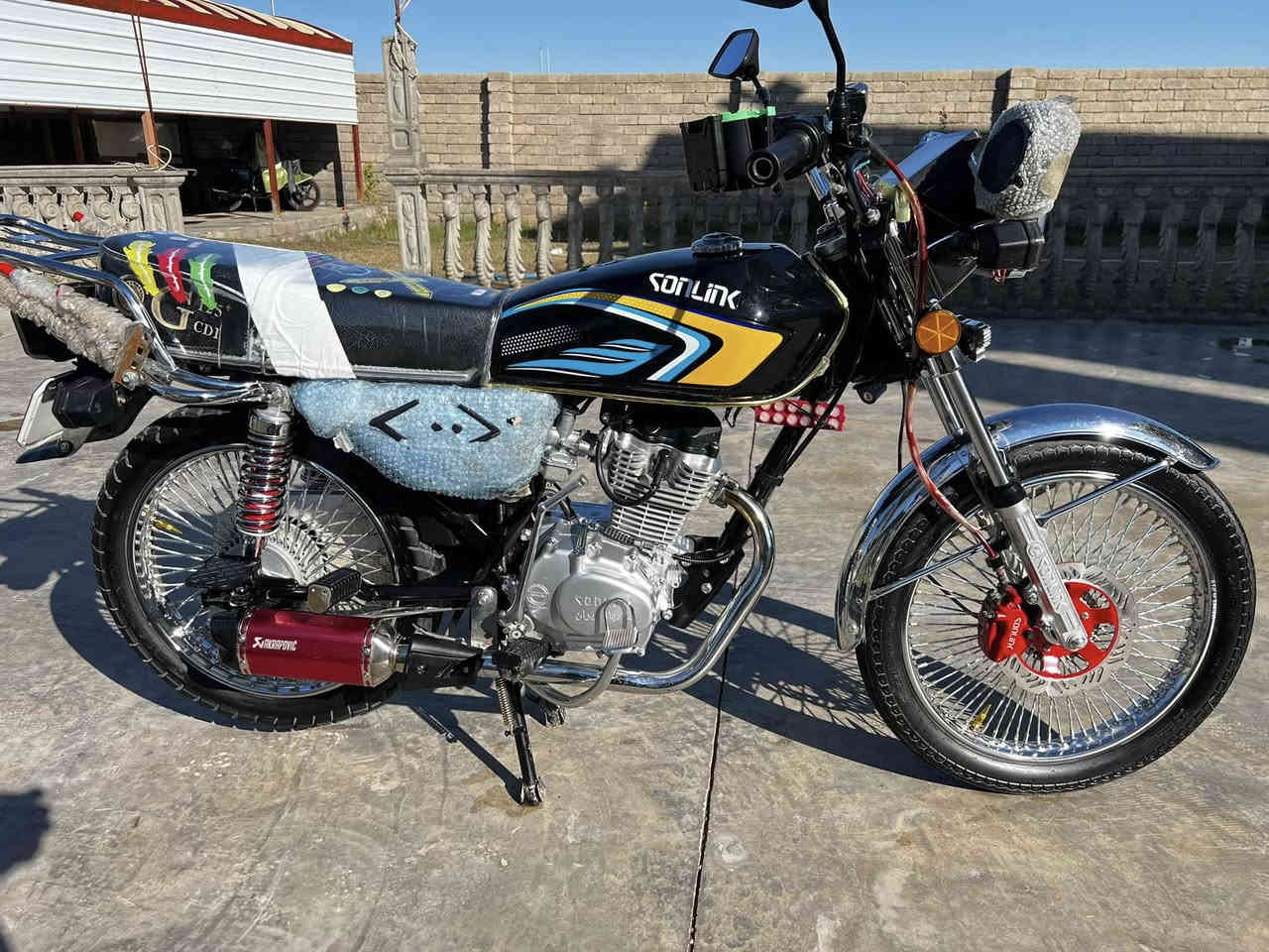 السلام عليكم 
تايكر موديل 25  4كير باب اول محرك مامفتوح شرط
كهربائيات كلها شغاله فقط الشاشه نص تشتغل
الصالنصه تريدها وياه تريد الكاتم الاصليه مالته
السعر 725وبيه مجال ***********
بيع او مراوس مكاني بيجي
