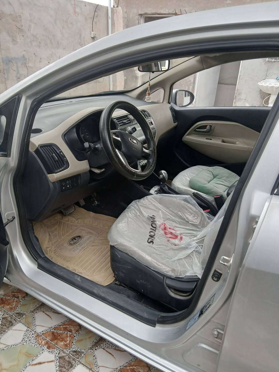 كية ريو للبيع موديل 15 كربلاء دولي بسمنه السنوية 28 هزه جديدة مكينه وگير مكفول بيه  دحجات بسيطه مكفوله من الصبغ تبريد تدفة وي السويچ  السيارة جديدة معنه الكلمة مكان السيارة بابل القاسم رقم الهاتف *********** السعر 88 وبيه مجال قليل  باقي التفاصيل اتصل وتدلل.
