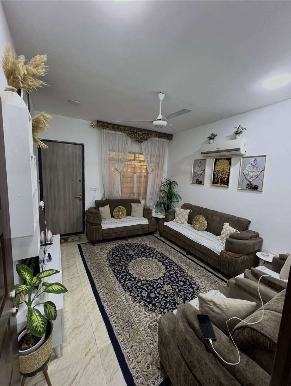 من رخصة ادارة الگروب ..
🔴 بيت 63 م للبيع  في سبع ابكار نهاية شارع منتزه الهبي دي للبيع ملك زراعي انذار كاتب عدل  .
🔴عرض الشارع ٤م  و تتوفر كافة الخدمات . 
تفاصيل البيت :
الطابق الأول:- استقبال + مطبخ + غرفة +  خدمات صحية .
الطابق الثاني :- غرفتين نوم + خدمات صحية + بيتونة + سطحين.
السعر. 135 . 
📍الموقع:- سبع ابكار شارع الدب  قرب مدرسة الايمان.
للاستفسار ☎️ : ***********
