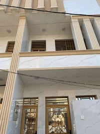 دار جديد للبيع ( بناء درجة أولى )  المساحة ١٠٠ م٢ طابقين  الطابق الارض...