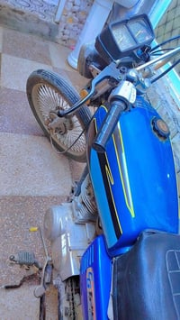 شباب دراجه نضيفه مكينه مقفله لسعر  350 وبيه مجال المكان واصط الصويره ا...