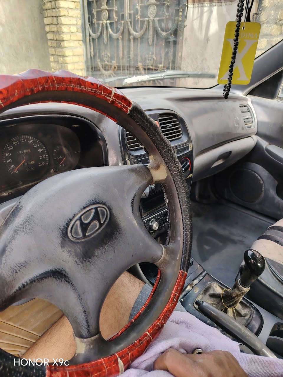 سوناته 2000 رقم دولي بغداد محرك كير تخم تاير باتري كله جديد كهربايات كله شغله بسمي شخصيا السياره مال جناي   السعر 39 وبيه مجال ***********
