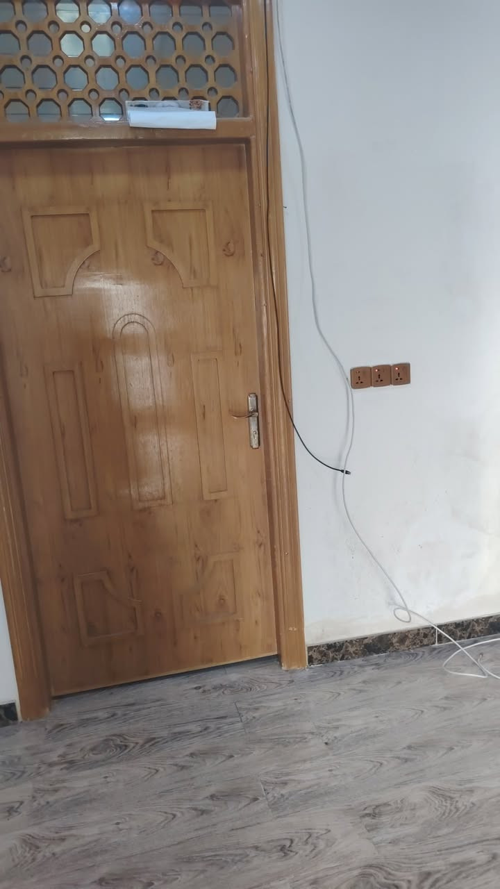 شقه للايجار.  غرفتين مطبخ حمام  صاله كبيره.   تحتوي على  ماء. وكهرباء. وماء. ارو.  ونت ضوئي.    جاهزه. شقه مرتبه..  عنوان حي الجامعه  مقابيل حي الموظفين.  مكان مرتب وهادئ  مطلوب عاىله مرتبه  وزغيره للاستفسار  راسل الصفحه 
او الاتصال على الرقم ***********
