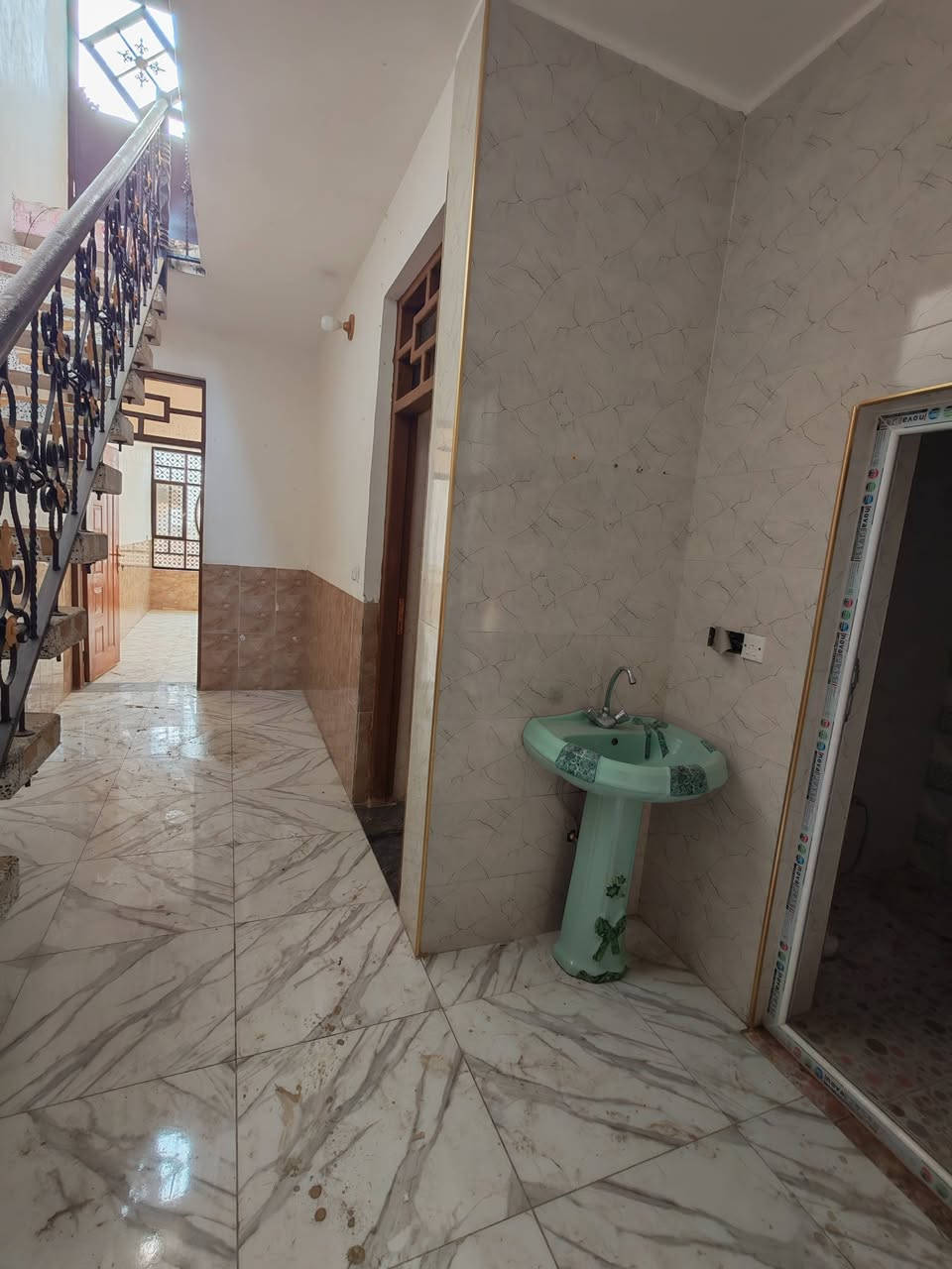 دار للايجار 100 متر في سبع البور ال12 الزغيره مجاور لضباط طابق واحد سعر الايجار 225 الف للاستفسار
*********** واتساب او مكالمه
