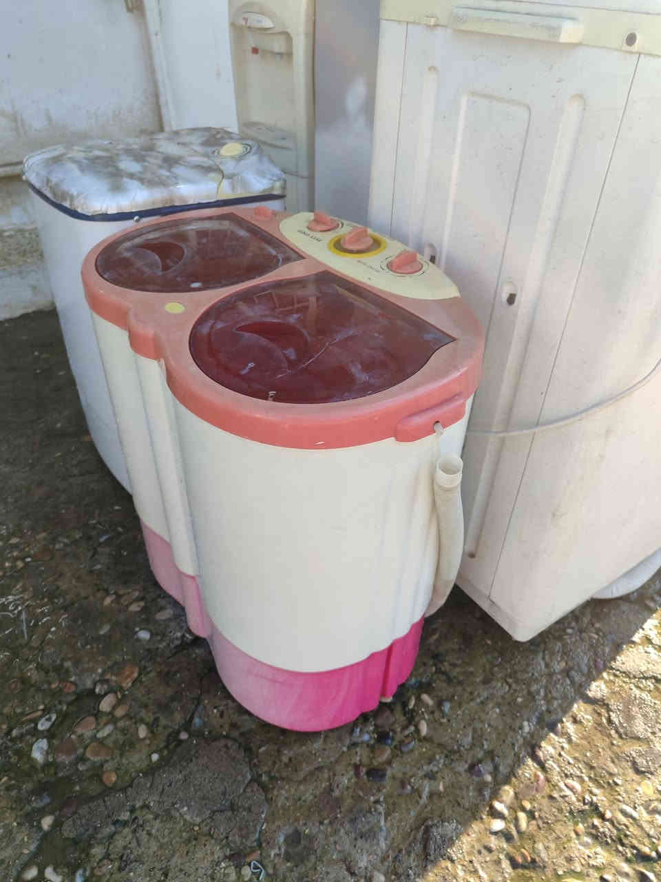 اغراض للبيع كلو نضيف وضع شركه غسالات ثنين وحده بس غسل وحده تنشيف وغسل مجمده 16 قدم فرن كهربائي حجم 36 لتر مستعمل شهرين وتلفزيون جنرال حجم 32 كلو وضع شركه للأستفسار راسلني علخاص او اتصل ***********//***********
