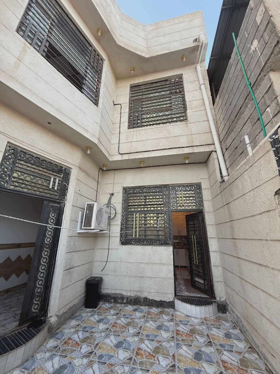 ألسلام عليكم ورحمة الله وبركاته

دار سكن للبيع طابقين بناء شخصي شقل درجه أولى 
مع لأثاث المطبخ 

موقع ممتاز مع توفر كافت الخدمات
شارع
تبليط 10 نضام مجاري أناره كهرباء ماء
مدارس جداً قريبه
المساحه 200م
محتويات البيت الطابق لأول
كراج  دوانيه  صاله  مطبخ
غرف منام 2 مجمع صحيات خارجي وداخلي

محتويات طابق الثاني
صاله واسعه   مطبخ  غرف منام عدد  3 وصحيات

نوع العقار طابو ملك صرف تحويل سهم بأسم المشتري

العنوان أبي الخصيب طريزاويه قرب شارع الوصطي يبعد عن شارع الوصطي ٥٠ متر

سعر 150 مليون وبي مجال 

للتواصل ***********
