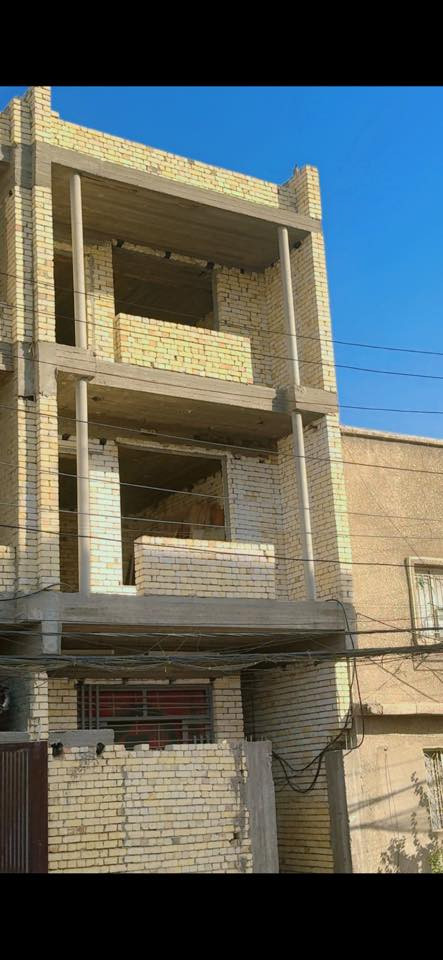 سلام عليكم 
 للبيع بيت ( هيكل) م 100 متر واجه 5 نزال 20 في بغداد الجديده قرب مول الجوهره ثاني ركن قرب الشارع العام يتكون من ؛
 ثلاثة طوابق 5 غرف هول وصاله ومطبخ وخدمات عامه بناء 
 ***********

