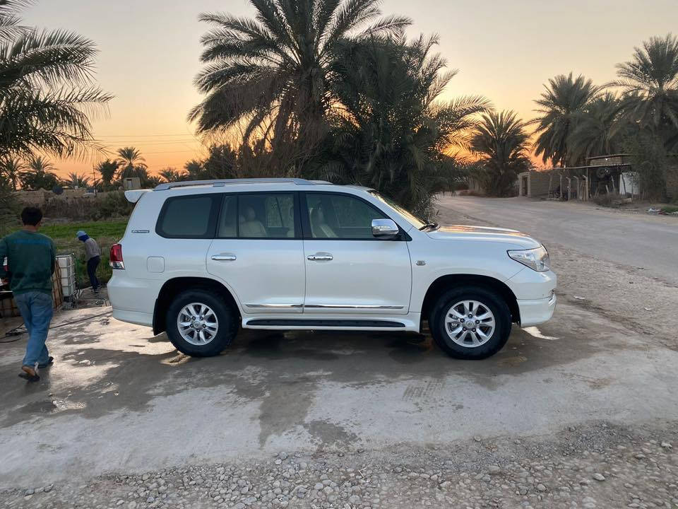 يالله 
السلام عليكم لاندكروز 2011 ستينيه اصل V6  كشنات بقلاوه رقم بغداد الجديد هزه وفحص وسنويه كله جديد مكينه وكير وحداديه كله مكفول مامفتوحات بشرط الفحص تخم تاير جديد السياره مكفوله كفاله عامه ماشية ١١٥  
الموصفات
كشنات بقلاوه جلد +ثلاث حركات 
شاشه 
كامره 
فتحه سقف 
بصمه +بصمه ابواب 
يدات نيكل 
مري كهرباء +اشاير بل مري 
حساسات امامي خلفي 
تحكمات ستيرن جهتين 
بعد بيه هواي موصفات معروفه مواصفات الستينيه فول
السعر  ٣١٢ وبيها مجال
***********
