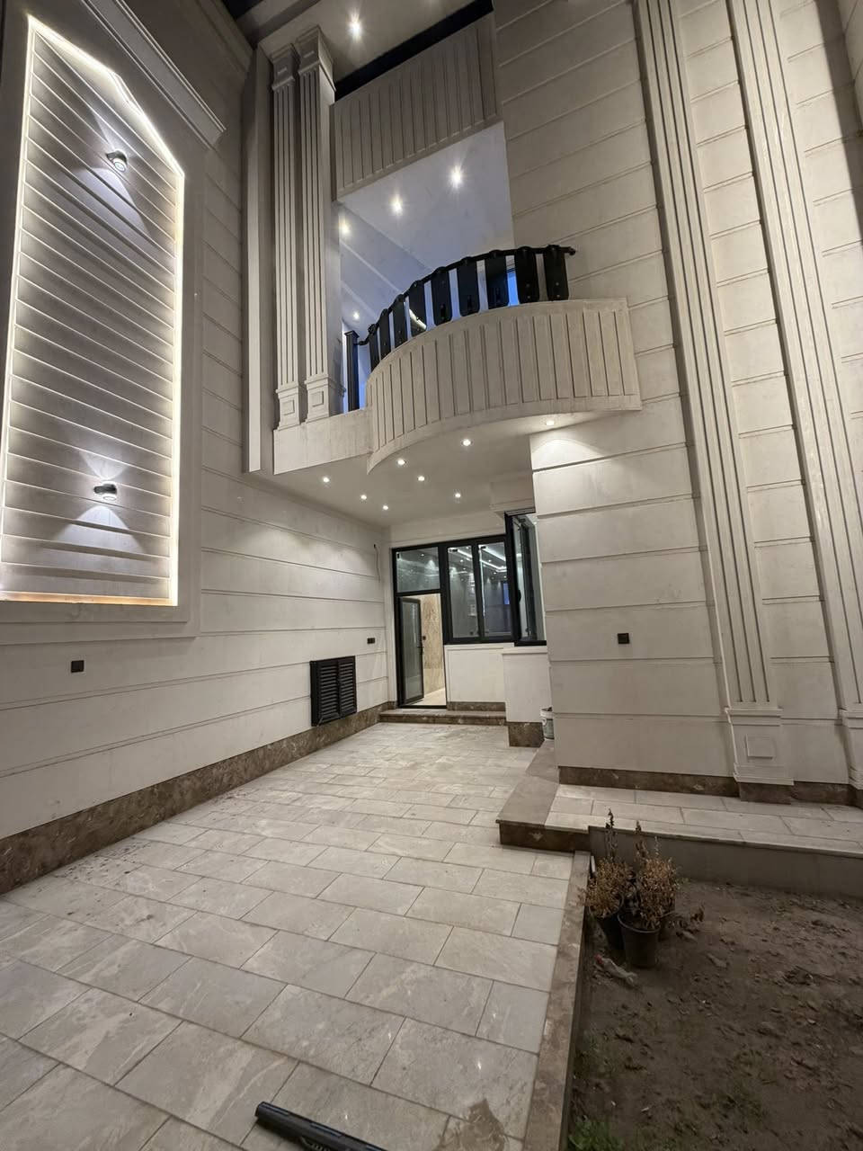 دار للبيع في زيونة _ محلة 710
🔹-المساحه ____ 200
🔹-الواجهه  ____ 6.66
🔹النزال ____30م 
🔹سنة البناء __2025
🔹الارضيات ____ مرمر تركي 
🔹الواجهه  ------ مرمر 
🔹السقوف ____ جبسم بورد 
🔹حمامات غربي 
🔹الغرف سويتات 
🔹كراج يتسع لسياره 
▪️حديقة صغيره
▪️صاله كبيره 
▪️هول واسع مفتوح
▪️صحيات 
▪️مطبخ حار وبارد 
   المجموع 4 غرف نوم  سوية
________________________.  للاستفسار 
 الاتصال ***********  وتساب او اتصال
