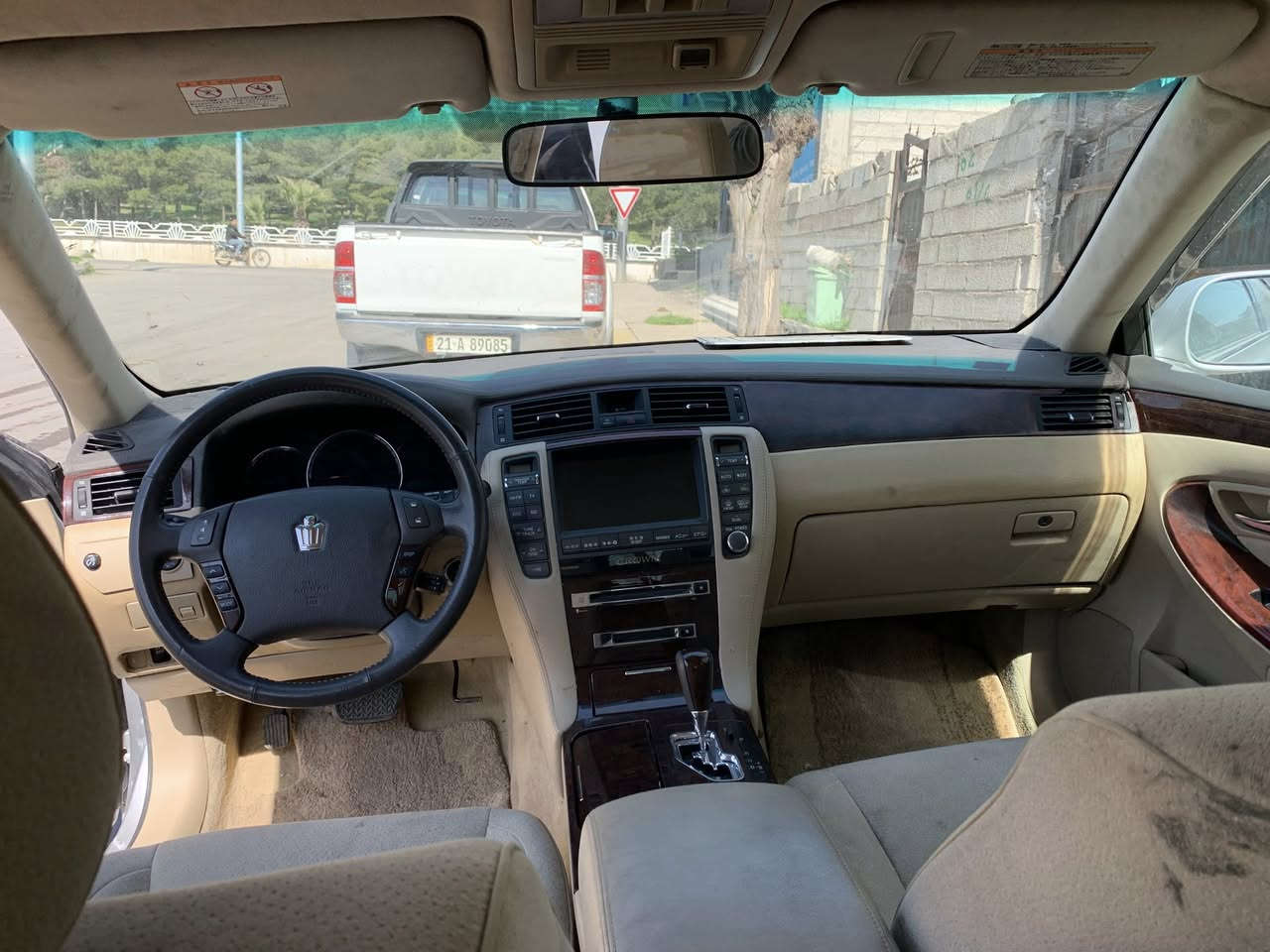 شاینە بڕاوە ٢٠٠٧ ساج مەلەکی سێ  دوگمەو پەردە گەورە بە گەورە
سەقفى وەک شوشە لاشەی وەک شوشە لۆک لۆک
یەک چاڵیشی پێوە نیە
١٢٠ هەزار  ڕۆشتوە
گێڕو مەکینەو تەقەو ڕەقەی  بەشەرت 

***********
