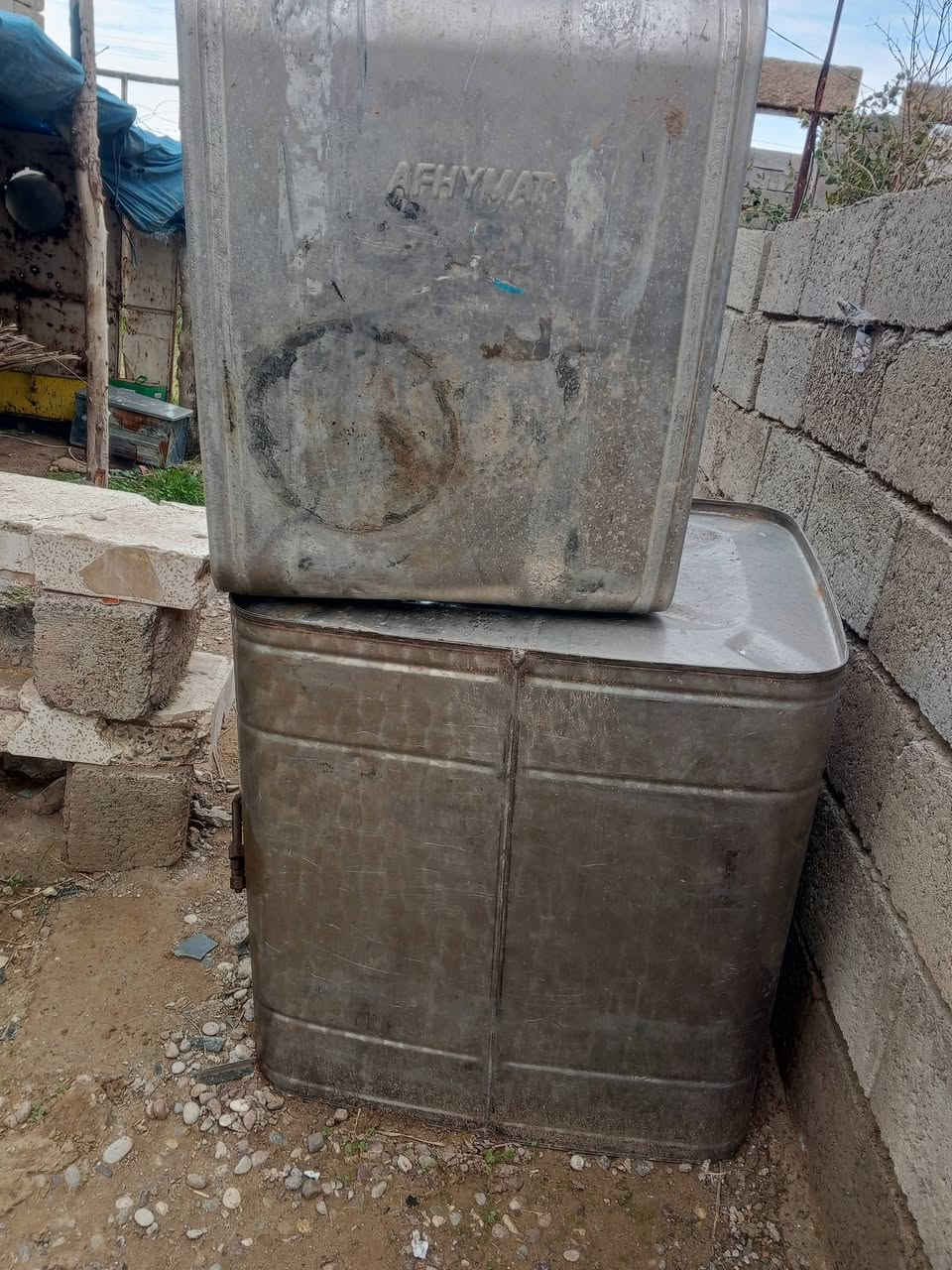 دنكير للبيع + تانكيات عدد 2 
الهاتف ***********
