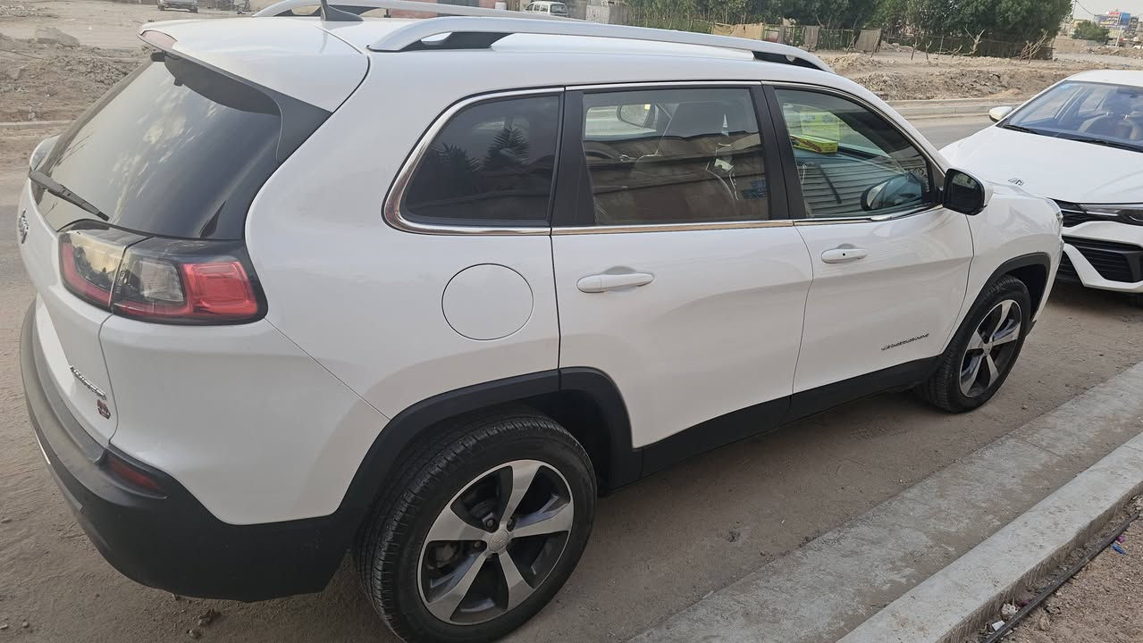 جيب شيروكي موديل 2020 فول مواصفات ما عدا التنته محرك 2.4L صور الحادث مرفقه بالمنشور عداد المسافة 104 ألف km السيارة بأسمي السعر 140 ورقة وبيهة مجال 
مكان السيارة بصرة 
***********
