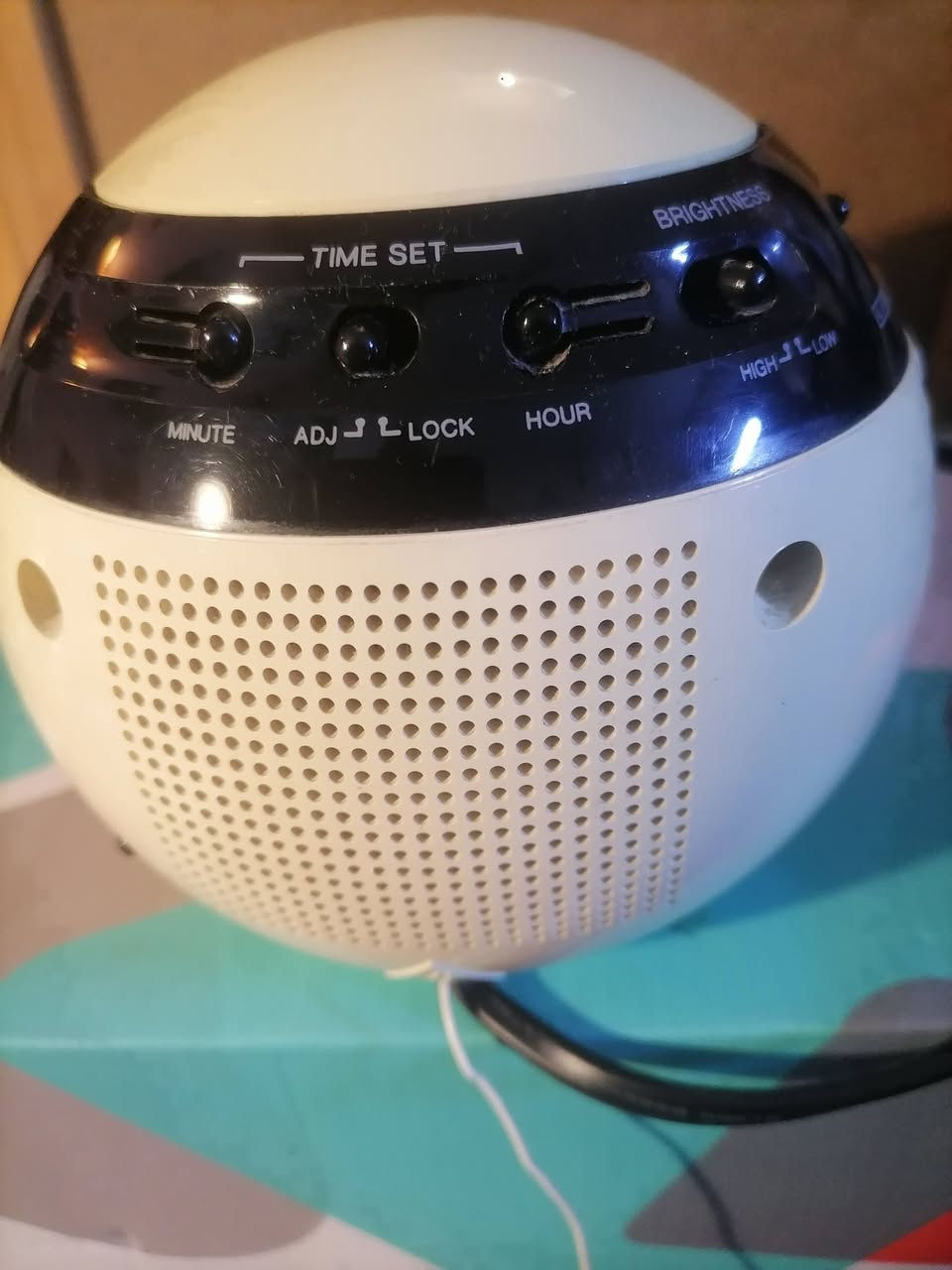 هذا الجهاز هو راديو وساعة منبه كلاسيكية من إنتاج شركة Panasonic، ويحمل الموديل الشهير Panasonic RC-70. تميز هذا الموديل بتصميمه الكروي المستوحى من العصر الفضائي (Space Age Design) والذي انتشر في فترة السبعينيات والثمانينيات.أبرز مواصفات وميزات الجهاز:التصميم المبتكر: يأتي بهيكل كروي يشبه الكرة ويحتوي على زر دائري كبير علوي مخصص لخاصية الغفوة وإلغاء المنبه (Doze / Sleep Cancel).موجات الراديو: يدعم نطاقي بث الراديو AM و FM مع مؤشر تردد دائري مدمج في الواجهة الأمامية.الشاشة الرقمية: يحتوي في واجهته على شاشة رقمية LED مدمجة لعرض الوقت.التشغيل: يعمل عبر التوصيل


**إذا كنت صاحب هذا الإعلان وتريد حذفه لأي سبب، رجاءا أرسل رسالة إلى الدعم الفني**