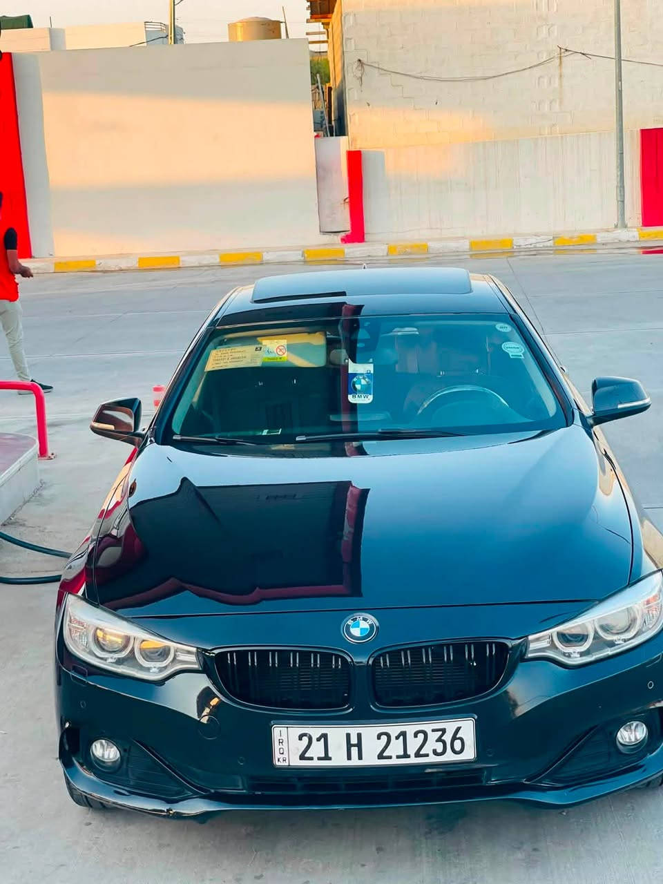 🚘 للبيع: BMW 420d موديل 2015
السلام عليكم، لأصحاب التميز والفخامة، معروض للبيع سيارة بي إم دبليو  بحالة ممتازة وجاهزة للاستخدام:
📌 المواصفات الأساسية:
• الماركة والفئة: BMW 420d  جران كوبيه).
• سنة الصنع: 2015.
• المسافة المقطوعة (128 الف)  
📌 المحرك والأداء واقتصاد الوقود:

• نوع المحرك: 4 أسطوانات (4Cyl) بسعة 2.0 لتر (2)توين دبل  تيربو ديزل (عزم قوي جداً واقتصادي جداً في الوقود).

• ناقل الحركة (الكير ): أوتوماتيكي (Steptronic) من 8 سرعات.

• نظام الدفع: دفع خلفي (RWD).  

📌 المواصفات الخارجية والإضافات:

• فتحة سقف كهربائية (زجاجية).

• وياله سبورت مميزة وكبيرة الحجم تعطي السيارة مظهراً رياضياً جذاباً.

• حساسات (أمامية وخلفية) للمساعدة على الاصطفاف

• إضاءة أمامية زينون مع ليد (LED) نهاري وشبكة أمامية رياضية باللون الأسود اللامع.

📌 المواصفات الداخلية والرفاهية:

• مقود رياضي مميز يحمل شعار M.

• تطعيمات ولمسات داخلية بلون ألياف الكربون (Carbon Fiber) 
• شاشة تحكم وسطية مع نظام iDrive كامل ونظام ملاحة.
• مريحة ونظيفة جداً
• تحكم ستيرن كامل، مثبت سرعة، وبلوتوث وبيها بعد مواصفات .  اقتصادي جدا نظام ايكو وايكو بلاص وسبورت ونورمال وديزل نص تانكي تروح محافظات ويه التبريد وترجع ما خلصان والسيارة صاروخ 
📌 حالة السيارة وجاهزة للتحويل مباشرة.

🚘  السياره مكفوله كفاله عامه حتى الدعاميات ماعدا  صبغ بالهلال الخلفي حك شبرين فقط حته الدعاميات 
تحويل مباشر رقم سليمانية
148  ورقه وبيه مجال بسيط مكاني كركوك 
***********
