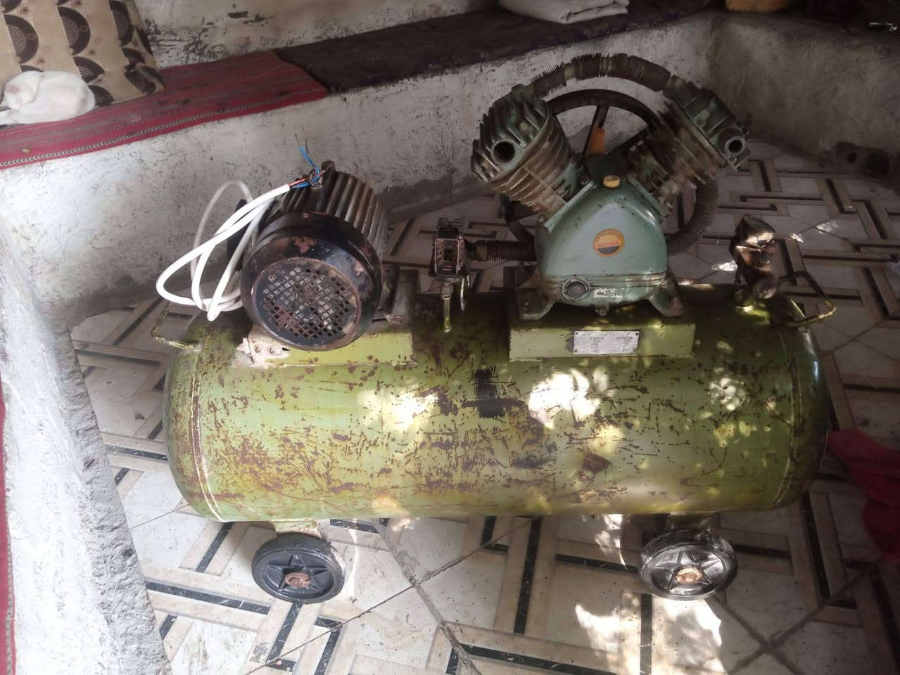 سلام وعليكم كبريسر هواء للبيع تريفز اربع خطوط ماطور 5حصان انقص قياش صونده مكانه بصرة سعره 450الف***********
