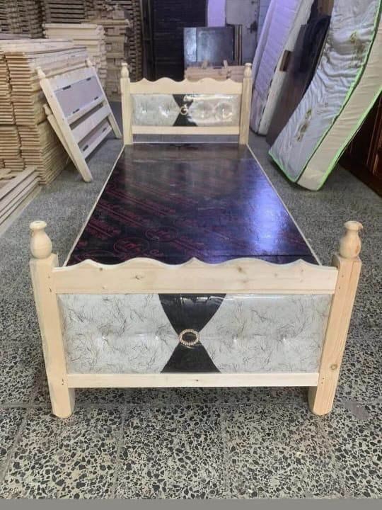 ⁨ سرير عرراقي ذو متانة جيدة  يتحمل اوزان متوفر بألوان وموديلات جميلة يوجد.  دوشمة او نقش سي ان. سي. 
للحجز او الاستفسار يرجى المراسلة او الاتصال. على 📞
 *********** 
#معرض_الفارس_للاثاث #سرير #سرير_نفر #سرير_عراقي #اثاث⁩
