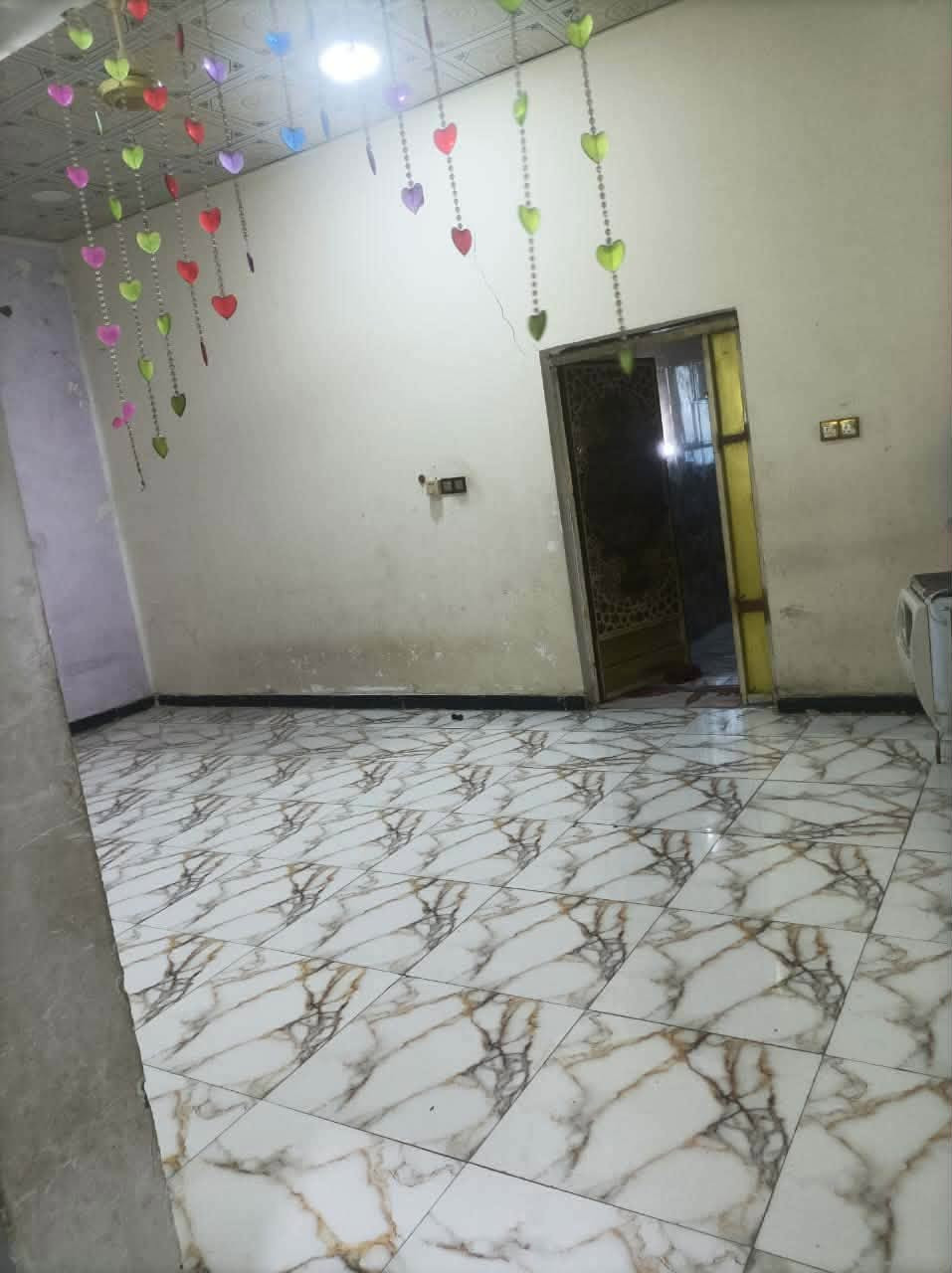🏡 دار للبيع – حي الحسين / نزلة الشيخ زيد
📍 الموقع: حي الحسين – نزلة الشيخ زيد، يبعد حوالي 100 متر فقط عن الشارع العام.

📐 المساحة: 150 م²
🏗️ البناء: طابوق وصب كونكريت.

🔹 مواصفات الدار:

* غرفة نوم.
* غرفة أطفال صغيرة.
* صالتان.
* مطبخ.
* ديوانية.
* صحيات خارجية.

🔹 الطابق الثاني:

* غرفة.
* غرفة هيكل.
* صالة.
* حمام.

💰 السعر: 70 مليون دينار عراقي، قابل للتفاوض بشكل بسيط 

📞 للاستفسار، يرجى التواصل 
***********
