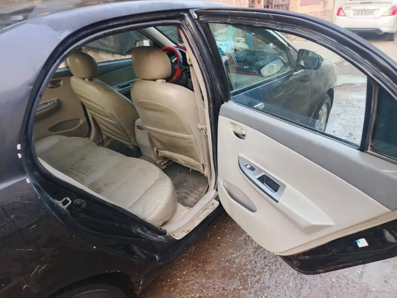 السلام عليكم بيوايدي جي ثري رقم واسط بسمي سنويه 29 هزه جديده  تحويل ثاني يوم موديل 2013 سياره بصمه فتحه صقف مكينه وكير بلادي خير من الله منضومه تبريد كامله شاده باقي بس غاز سياره كشره شوف العين يرادله ترتيب مكاني بغداد العبيدي ***********
