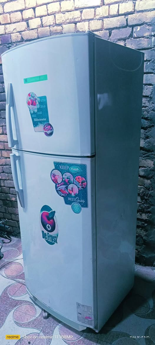 ثلاجه نضيفه للبيع شغاله شرط شغل علفحص وتجي وتشوف نضافته
***********

