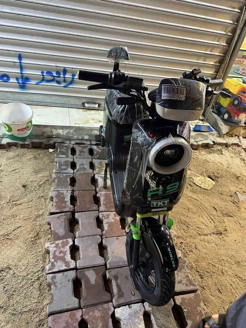للبيع ار ٩ الحديث دراجه حلوه ونضيفه ومرتبه موديل ٢٦ مشيها حلو بطاريا ٣٢ أمبير ونلي اصلي كلشي شغال بيها من طول للطول اشاير هورن لايت نشره حساسات كلها شغاله  صاله شهر ونص مامتعوبه سعرها ب ٤٢٥ وبيها مجال قليل وصلها موجود من حسين الاسدي ماخذيها 
العنوان : المشراق الجديد تقاطع المشراق يم مستشفى المواساة
رقم : ***********
