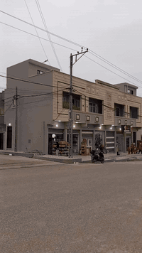 عمارة تجارية للبيع 
الوارد الشهري مليون و 650 
مساحة 200 متر ركن 
تحتوي على 7 محلات 
و شقق عدد 2 ودار 
مؤجرة بالكامل 
في حي السماح الاركان 
على شارع 20 وقرب السايدين 
***********
واتساب ***********
مكتب اوتار للعقار سايدين حي السماح الاركان مجاور بورصة الطائي.
