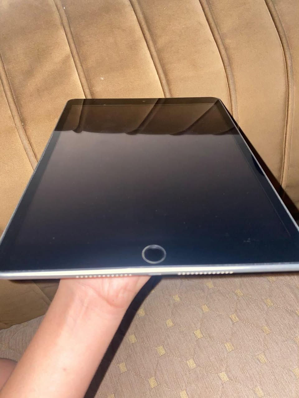 ايباد 9 للبيع اخو الجديد يجي مع الكارتونه وشاحنته الاصليه ذاكره 64GB السعر 280 وبيه مجال مكاني قبل السيطره مال سبع قصور شارع الضغط للاستفسار الاتصال على الرقم ***********
