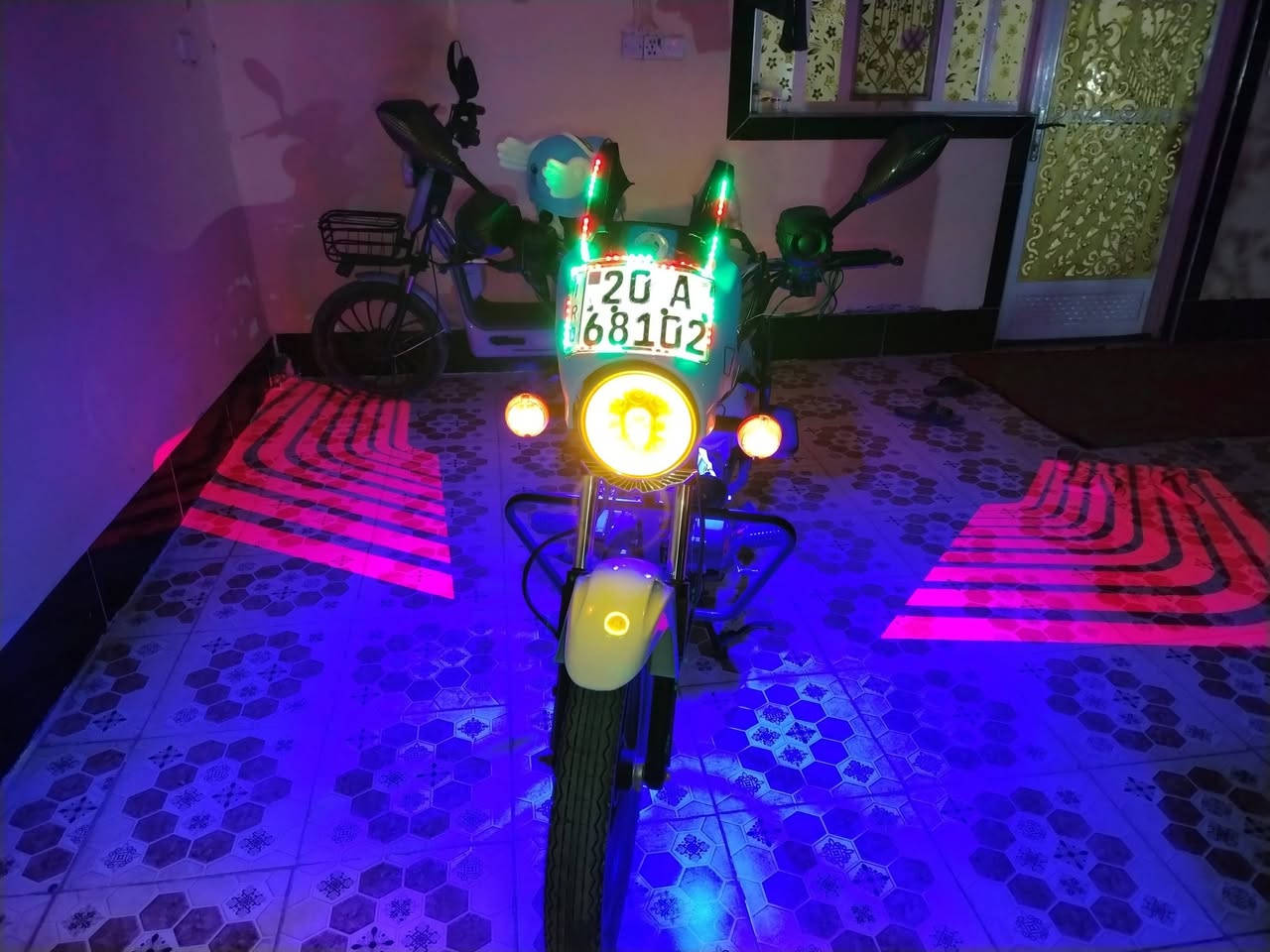 دايوان موديل ٢٣ دراجه جديده بمعنى الكلمه ماشيه ١١ الف حقيقي عل وضع شركه رقم ديالى باسمي تحويل ثاني يوم عنوان ديالى بعقوبه ***********
