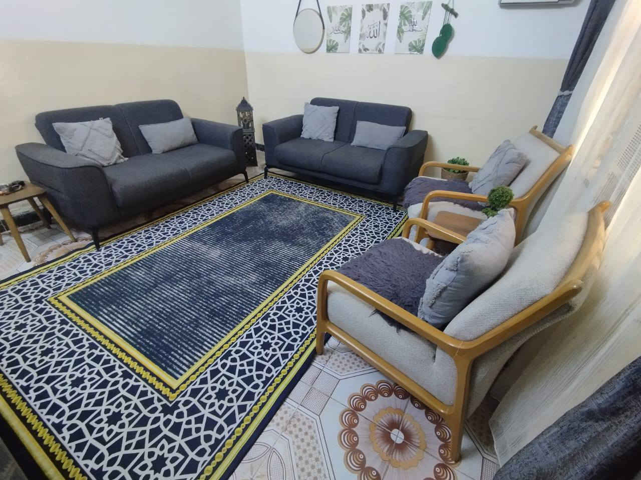 بيت للبيع المساحه 60 متر
العنوان الرياض شارع 70 قرب اسواق الفراشه ومطعم الورده ... الواجهه 12متر والنزال 5 متر  الطابق الارضي صاله ومطبخ وصحيات ومخزن صغير
والفوك غرفتين سندويج بنل ومغلف بديل الخشب  والارضيه بورسلين وبيتنونه
البيت مرمم قبل سنه 
السعر ب70 مليون وبي مجال 
الاتصال ع الرقم ***********
