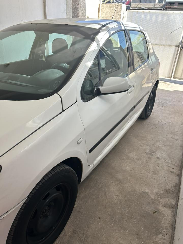 بيجو307 موديل 2006 رقم بغداد باسمي كير محرك صدر تبريد كله جاهز تايرات وباتري جديدة حتى دهن المحرك البارحة بدلته لان دائما اسوي صيانة دورية للسيارة لان اني بنية واحب سيارتي دائما جاهزة اللي يشتري يشغل سويج ويطلع وبالخير عليه السعر 50 ورقة . ملاحظة اللي يشتري تكون فلوسه جاهزة وبدون اقساط ***********.
