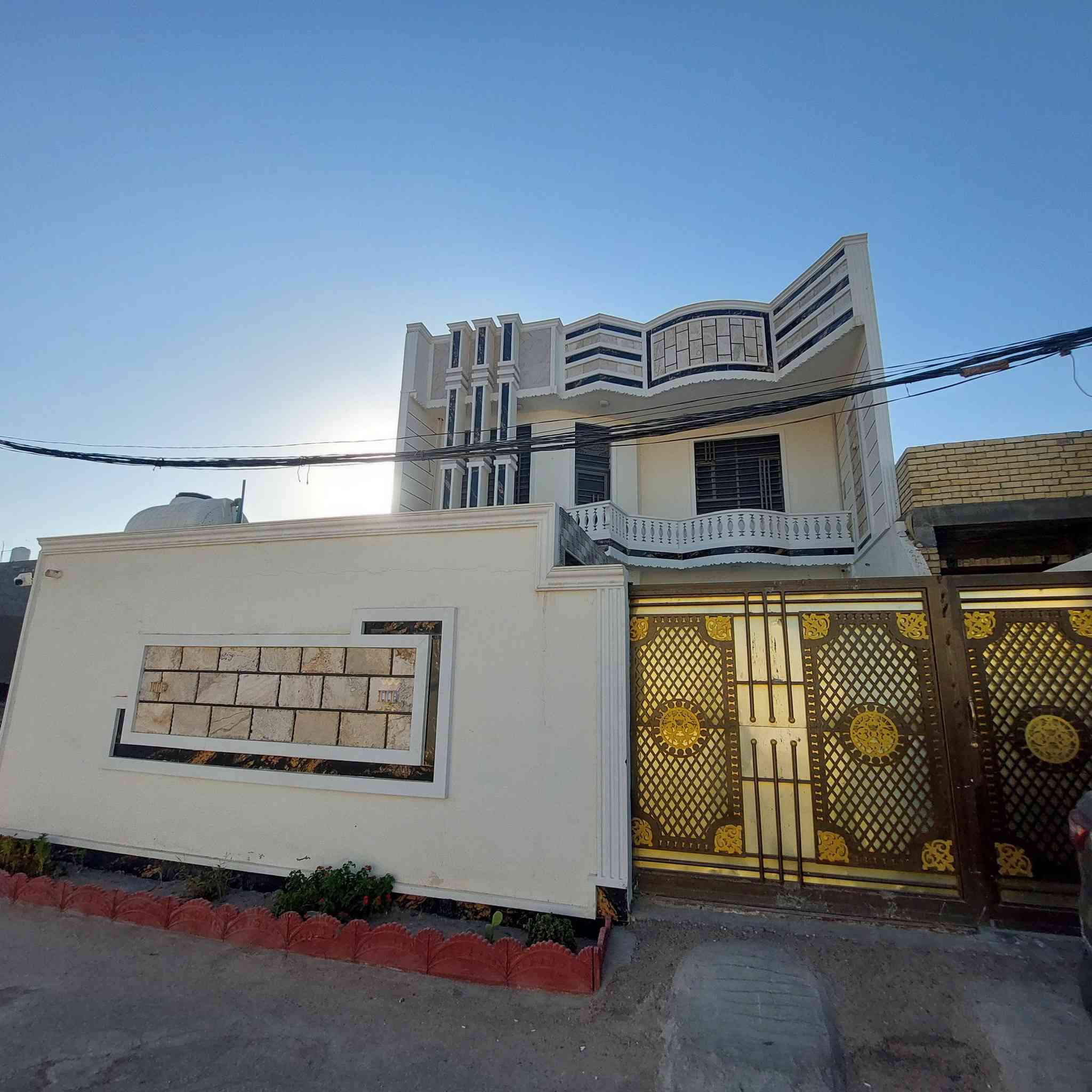 السلام عليكم بيت للبيع مساحه250م طابقين طابوق اربع غرف نوم خدمات ماء مجاري كهرباء تبليط طابو سند25 السعر 260 مكانه كربلاء الحولي100 على الهنيدية مقابيل جنت السلام ***********
