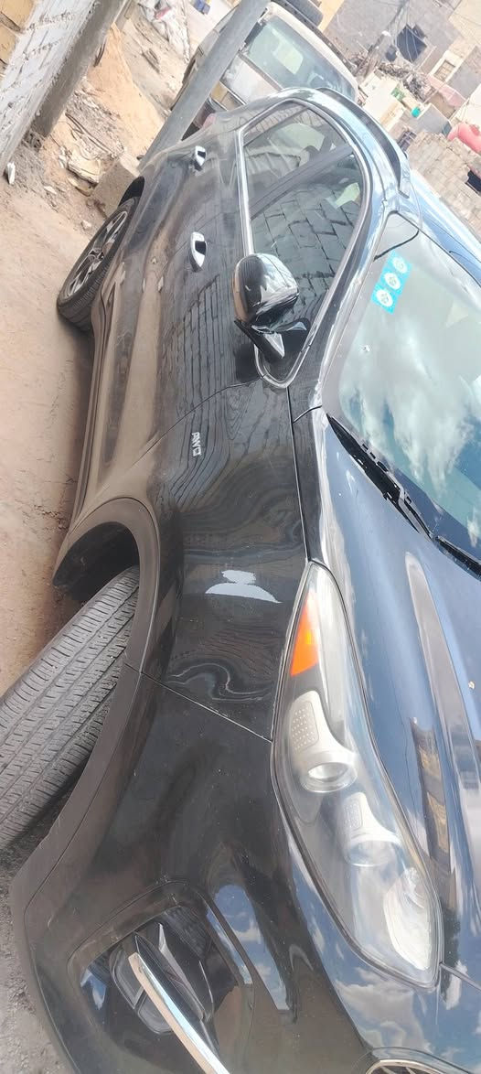 السلام عليكم كيا سبورتج موديل 22 وارد امريكي حادثها جاملغ وبنيد فول مواصفات بصمه اشاير مرايات رادار داير السيارة فتحتين جنطة كهربائيه حساسات خلفي امامي كشن كهربائي وهوايه بنوراما فتحتين  بعد  هواي بيها شغلات ما ذاكرها السياره ماشيه 25 الف سنويه بسمي تحويل ثاني يوم وبلعافيه على الي ياخذها السعر ع الخاص او التواصل على رقم الهاتف ***********
