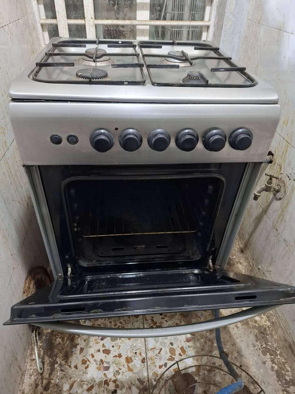 طباخ للبيع شغال عيونه مع الفرن 
السعر ٧٠وبي مجال للاتصال ***********
