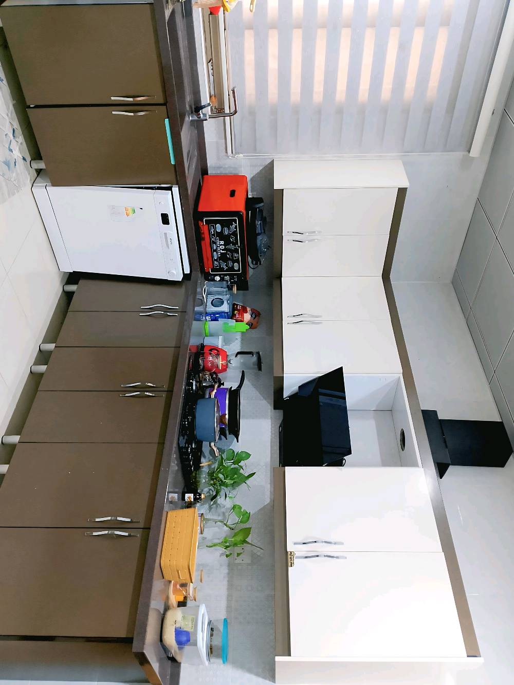 كاونتر خشب أنيق بحالة ممتازة ومستخدم استخدام قليل جدًا. مجهّز بطباخ مدمج وملحق عملي يوفّر مساحة إضافية للعمل. يحتوي على سِنك نظيف ومكان مخصّص لغسالة المواعين، مما يجعله خيارًا مثاليًا لترتيب المطبخ وتسهيل المهام اليومية. القطعة متينة، مرتّبة، وجاهزة للاستخدام فورًا.
📍المحافظه/ كركوك
📍مجمع مدينتي