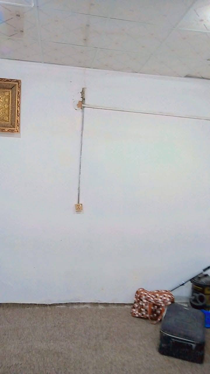 السلام وعليكم عندي  بيت تجاوز بلقبله حي القائم قرب جسر المعارض بشارع صيدلية ارض الجود مساحه ١٠٠متر بيغرفه جبيره ومطبخ جبير و وهول وطارمه سقفه سندويج جديد كامل ماء ومجاري وكهرباء منطقه هادئه ونظيفه مقابله بيوت طابو السعر ١٠مليون وبي مجال للاستفسار***********
