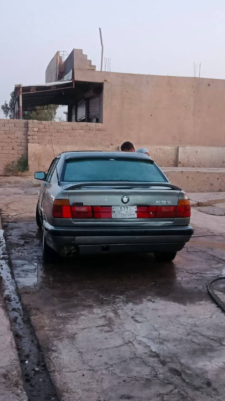 السلام عليكم بي ام535 موديل93 كير محرك فول تبريد بس الغاز كيجات شغالة رون كيلو متر حماوة طوافة تخم تاير نضيف درايم شفت الخلفي واحد بي تعب مصبوغه جديد داخل جديد مسجل جوم كله شغالة سنتر لوك ويل نجمه رقم فحص صلاح الدين مدفوع كمرك سنويه ضايعه بيه واجه وبيه كتاب محكمه بيع او مراوس مكان بيجي***********
