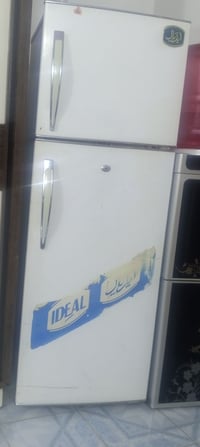 ثلاجه • نضيفه • فيه مجال