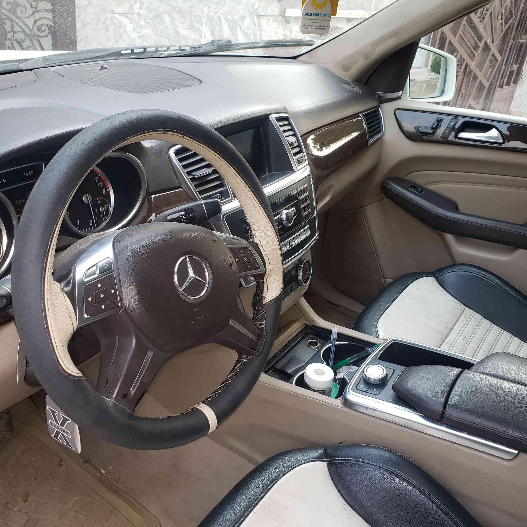 سلام عليكم
مارسدس ML350 موديل 2013 فورماتيك وارد كندي حادث نسبة غرق يعني بدون ضربة بس بيها ضربات
 خفيفة بالعراق ماشية 98000 كم  وليس ميل قابل للزيادة السيارة گير محرك مكفولة سويچ وبصمة تشغيل اربع أبواب بصمة صندوق كهرباء وبيها مواصفات هواية الضربات موضحة بالصور ولمعلومات أكثر اتصال *********** 
السعر 15000 $ يعني شده ونص غير متواجد على الفيس.
