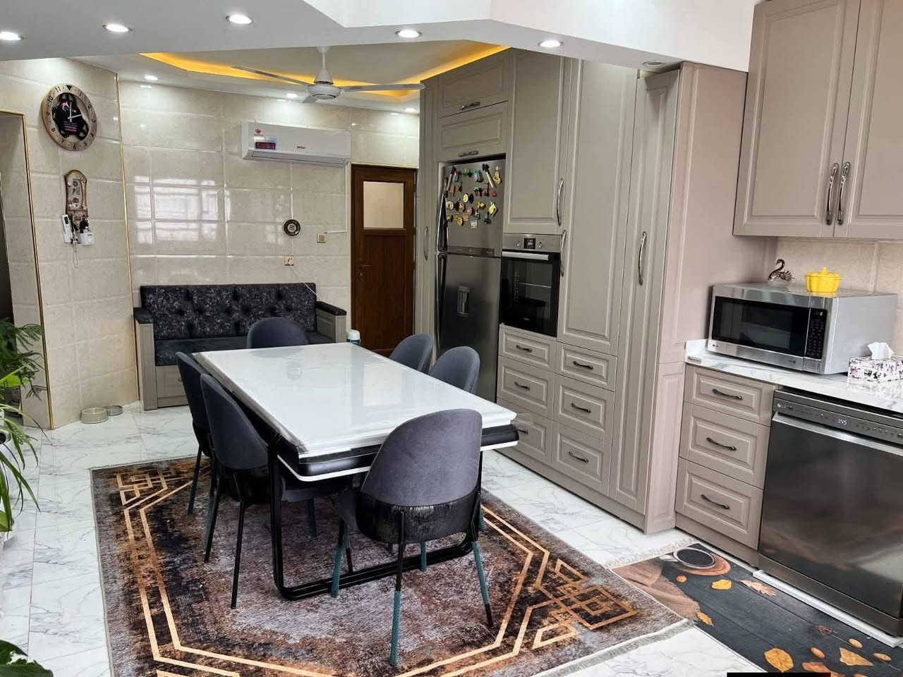 دار للبيع في اربيل مجمع زيتون 
المساحة 200م مساحه بيت فضله 290 م حديقة 

استقبال - صالة - مطبخ - حديقة - كراج - 4غرف نوم

خانوو بو فروشتن له شارى زه يتون 
٢٠٠م رووبه رى خانوو ٢٩٠م حديقه 

ژورى ميوان - هول - متبخ - 4 ژورى نوستن

للاستفسار
***********
