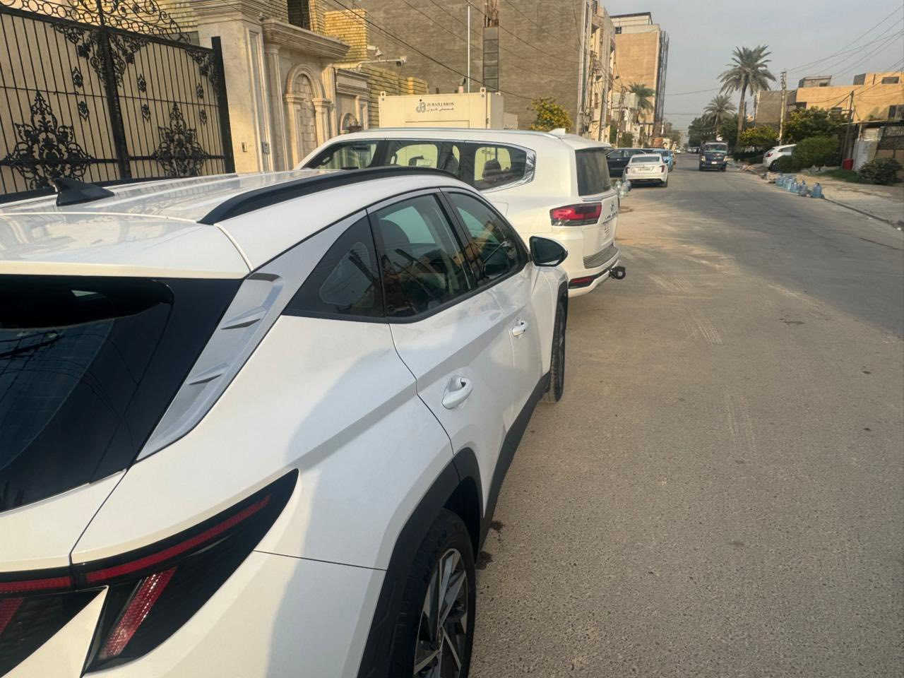 السلام عليكم
توكسان موديل 2024 
فول مواصفات عدا الفتحه 
حساسات امامي خلفي 
كامره خلفيه 
بصمه 
اشاير بالمري
شاشه كبيره 
مانع تزحلق
فول تحكمات ستيرن 
ماشيه 31 الف كيلو 
بيهه رصعات خفيفه بالباب الأمامي والخلفي وبيهه بارد بالنصدوك على كد شبر حاله حال الخط
السعر 217 بيها مجال 
للاستفسار ‭0772 248 9714‬
