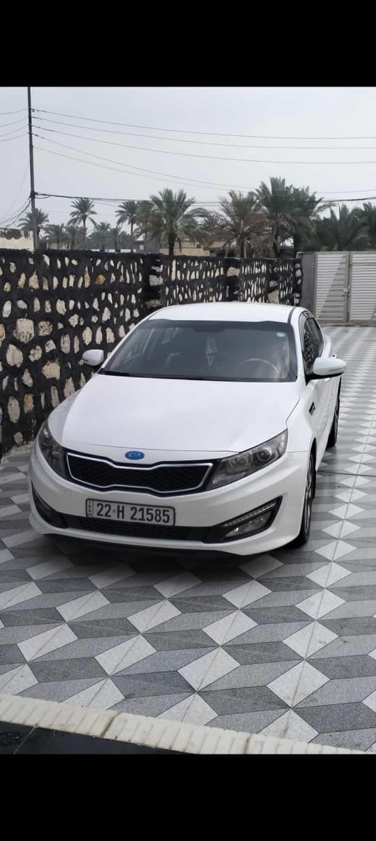 سيارة كيا أوبتيما بيضاء للبيع بحالة ممتازة. السيارة نظيفة جداً من الداخل والخارج ومناسبة جداً للعائلة. جميع الصيانات تمت بشكل دوري وأغلب وقتها كانت مغطاة. مناسبة للاستخدام اليومي. السعر مناسب والبيع بدون وسيط مباشرة من المالك. العنوان بابل 