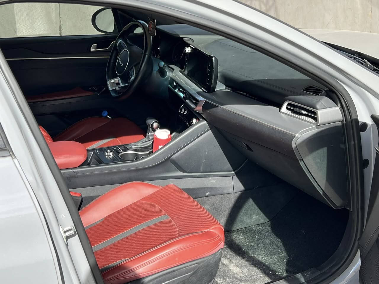 السلام عليكم للبيع فقط بدون مراوس كي فايف جي تي لاين 2023 فول ماعدا الفتحه لون مميز داخل احمر جلد باقي المواصفات معروفه ماشيه 26 الف مايل رقم أربيل تحويل وكالة حاضر صوره الحادث مرفقه بدون دواخل بدون شاصي او لغود كفاله السعر 175 وبيه مجال للاتصال 
***********
